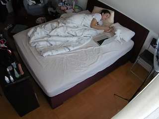 voyeurcam-julmodels-whitebed-2 webcam