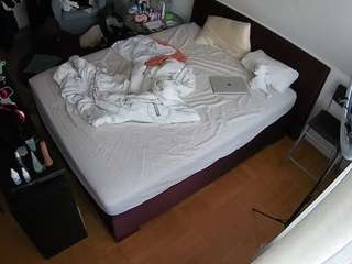 voyeurcam-julmodels-whitebed-2