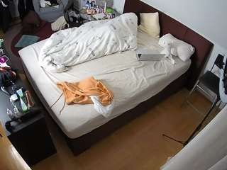 voyeurcam-julmodels-whitebed-2 webcam