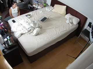 voyeurcam-julmodels-whitebed-2