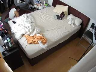 voyeurcam-julmodels-whitebed-2 webcam