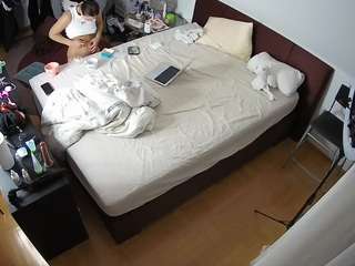 voyeurcam-julmodels-whitebed-2