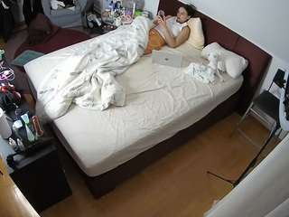 voyeurcam-julmodels-whitebed-2 webcam