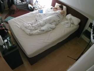 voyeurcam-julmodels-whitebed-2