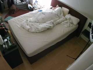 voyeurcam-julmodels-whitebed-2