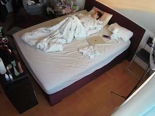 voyeurcam-julmodels-whitebed-2