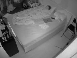 voyeurcam-julmodels-whitebed-2