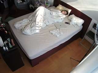 voyeurcam-julmodels-whitebed-2's CamSoda show and profile