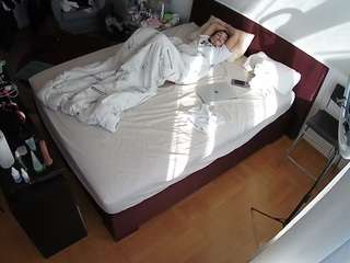 voyeurcam-julmodels-whitebed-2 webcam