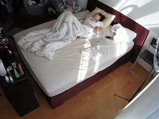 voyeurcam-julmodels-whitebed-2