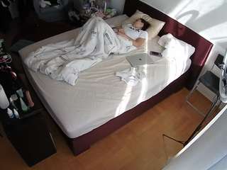 voyeurcam-julmodels-whitebed-2's CamSoda show and profile