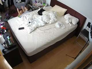 voyeurcam-julmodels-whitebed-2 webcam