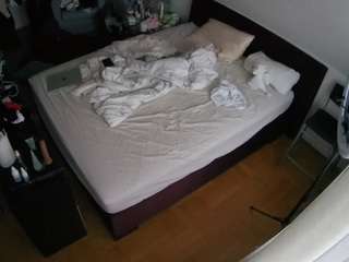 voyeurcam-julmodels-whitebed-2 webcam