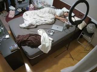 voyeurcam-julmodels-whitebed-2