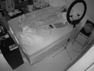voyeurcam-julmodels-whitebed-2