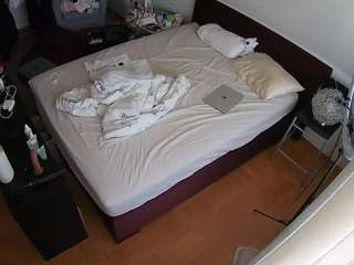 voyeurcam-julmodels-whitebed-2