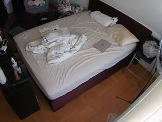 voyeurcam-julmodels-whitebed-2 webcam