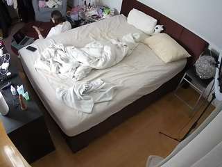 voyeurcam-julmodels-whitebed-2 webcam