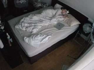 voyeurcam-julmodels-whitebed-2 webcam