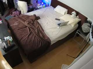 voyeurcam-julmodels-whitebed-2 webcam