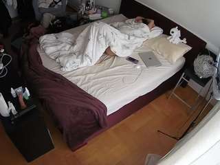 voyeurcam-julmodels-whitebed-2