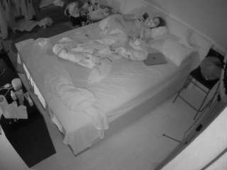 voyeurcam-julmodels-whitebed-2