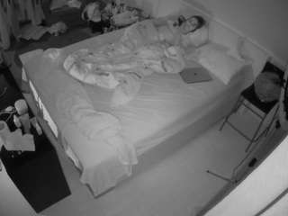 voyeurcam-julmodels-whitebed-2