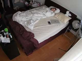 voyeurcam-julmodels-whitebed-2