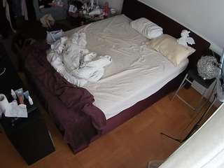 voyeurcam-julmodels-whitebed-2 live cam profile