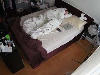 voyeurcam-julmodels-whitebed-2 live cam profile