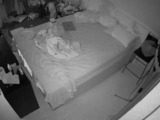 voyeurcam-julmodels-whitebed-2