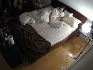 voyeurcam-julmodels-whitebed-2 webcam