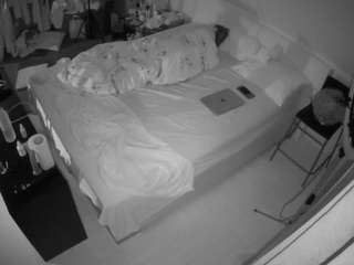 voyeurcam-julmodels-whitebed-2