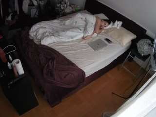 voyeurcam-julmodels-whitebed-2 webcam