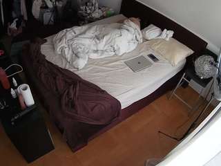 voyeurcam-julmodels-whitebed-2