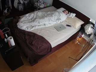 voyeurcam-julmodels-whitebed-2
