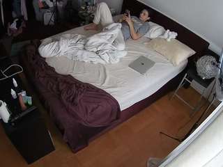 voyeurcam-julmodels-whitebed-2