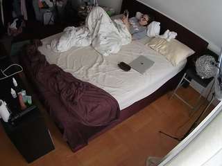 voyeurcam-julmodels-whitebed-2 webcam