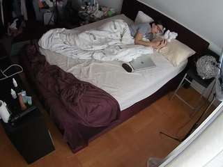 voyeurcam-julmodels-whitebed-2