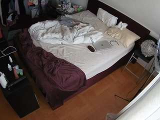 voyeurcam-julmodels-whitebed-2