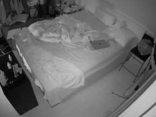 voyeurcam-julmodels-whitebed-2