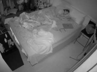 voyeurcam-julmodels-whitebed-2 webcam