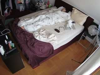 voyeurcam-julmodels-whitebed-2 webcam