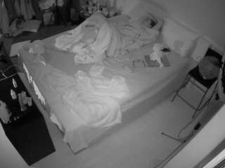 voyeurcam-julmodels-whitebed-2 webcam