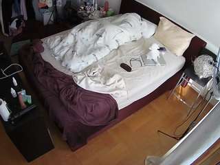 voyeurcam-julmodels-whitebed-2