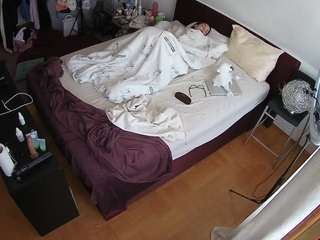 voyeurcam-julmodels-whitebed-2 webcam