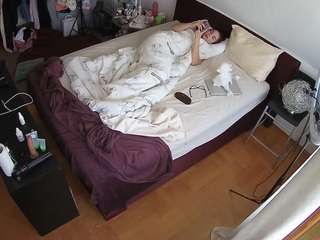 voyeurcam-julmodels-whitebed-2 webcam