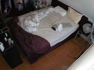 voyeurcam-julmodels-whitebed-2