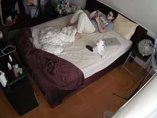 voyeurcam-julmodels-whitebed-2 webcam