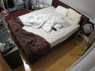 voyeurcam-julmodels-whitebed-2